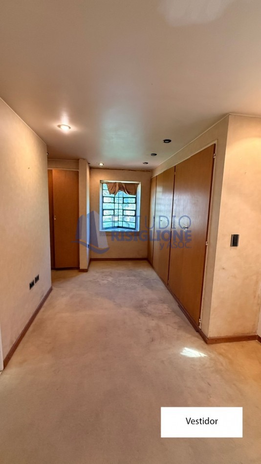 VENDO HERMOSA CASA DISEÑADA POR LOS ARQS. GARESIO-SCAGLIA EN PASCO 13 DE  292m2, 3 DORMITORIOS, 3 BAÑOS, AMPLIOS AMBIENTES, CAVA SUBTERRANEA y AMPLIO JARDIN DE 10 X 22