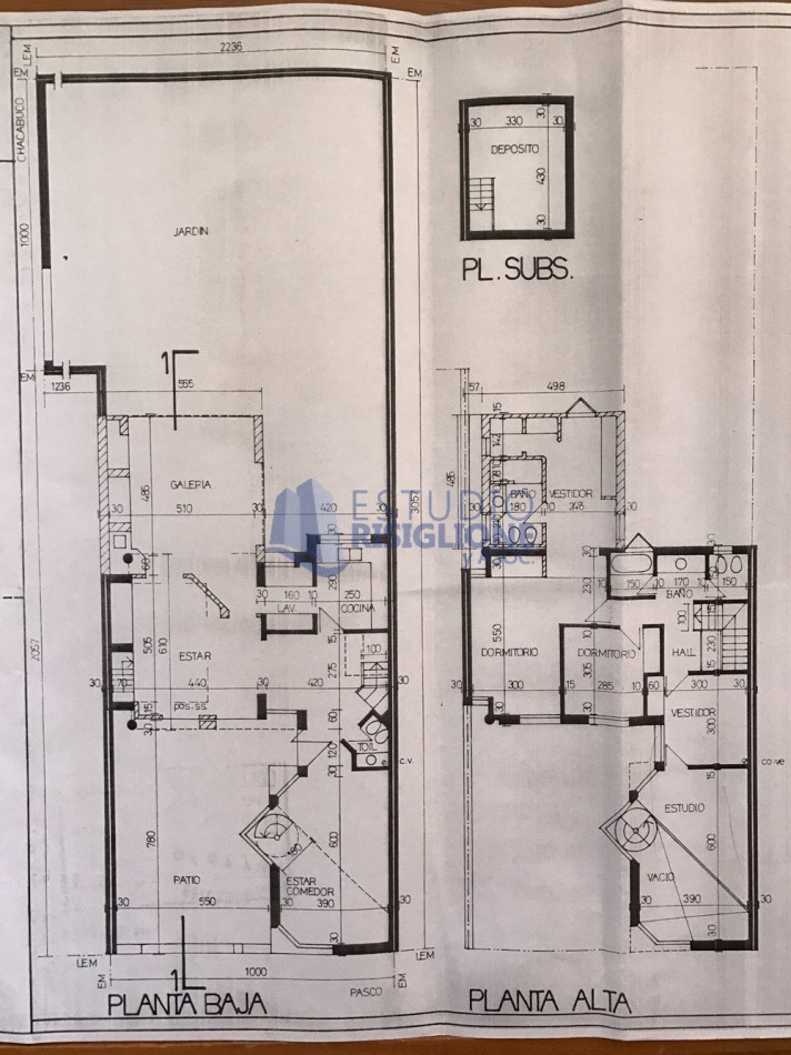 VENDO HERMOSA CASA DISEÑADA POR LOS ARQS. GARESIO-SCAGLIA EN PASCO 13 DE  292m2, 3 DORMITORIOS, 3 BAÑOS, AMPLIOS AMBIENTES, CAVA SUBTERRANEA y AMPLIO JARDIN DE 10 X 22
