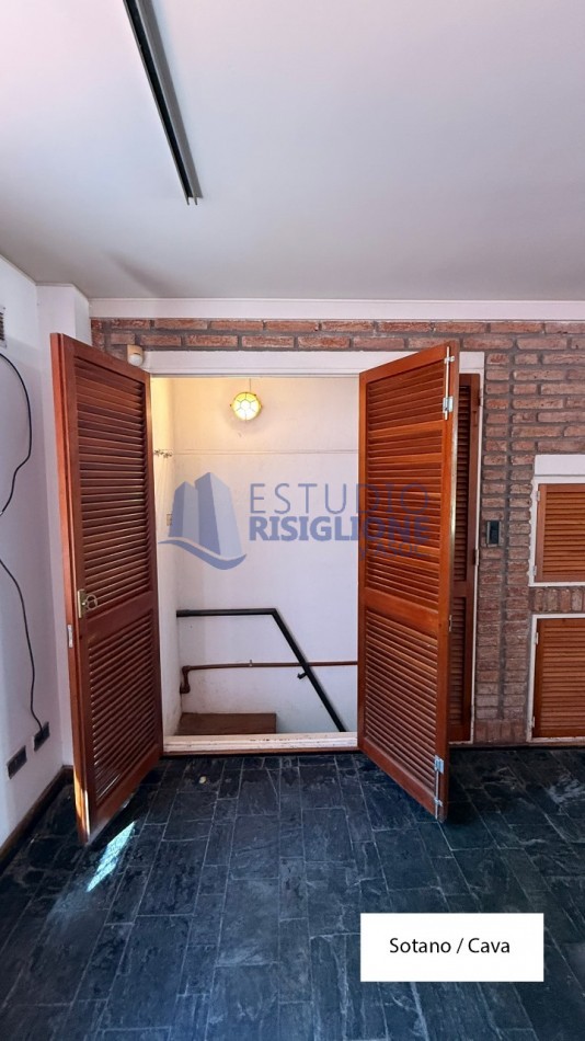 VENDO HERMOSA CASA DISEÑADA POR LOS ARQS. GARESIO-SCAGLIA EN PASCO 13 DE  292m2, 3 DORMITORIOS, 3 BAÑOS, AMPLIOS AMBIENTES, CAVA SUBTERRANEA y AMPLIO JARDIN DE 10 X 22