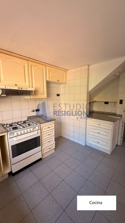VENDO HERMOSA CASA DISEÑADA POR LOS ARQS. GARESIO-SCAGLIA EN PASCO 13 DE  292m2, 3 DORMITORIOS, 3 BAÑOS, AMPLIOS AMBIENTES, CAVA SUBTERRANEA y AMPLIO JARDIN DE 10 X 22