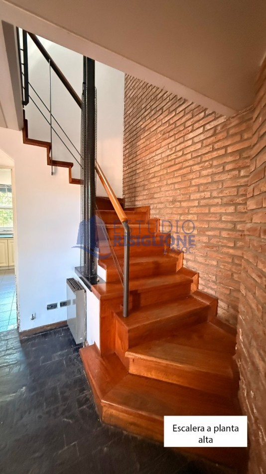 VENDO HERMOSA CASA DISEÑADA POR LOS ARQS. GARESIO-SCAGLIA EN PASCO 13 DE  292m2, 3 DORMITORIOS, 3 BAÑOS, AMPLIOS AMBIENTES, CAVA SUBTERRANEA y AMPLIO JARDIN DE 10 X 22