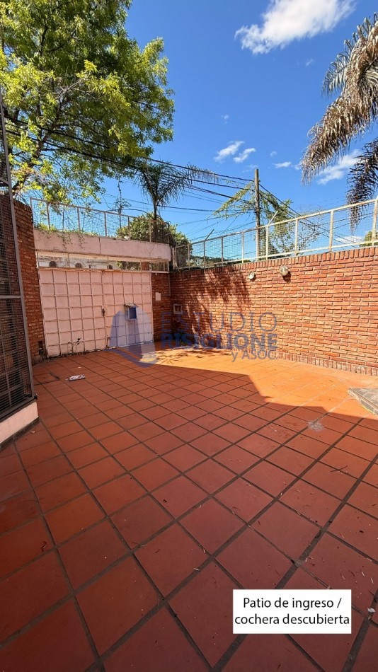 VENDO HERMOSA CASA DISEÑADA POR LOS ARQS. GARESIO-SCAGLIA EN PASCO 13 DE  292m2, 3 DORMITORIOS, 3 BAÑOS, AMPLIOS AMBIENTES, CAVA SUBTERRANEA y AMPLIO JARDIN DE 10 X 22