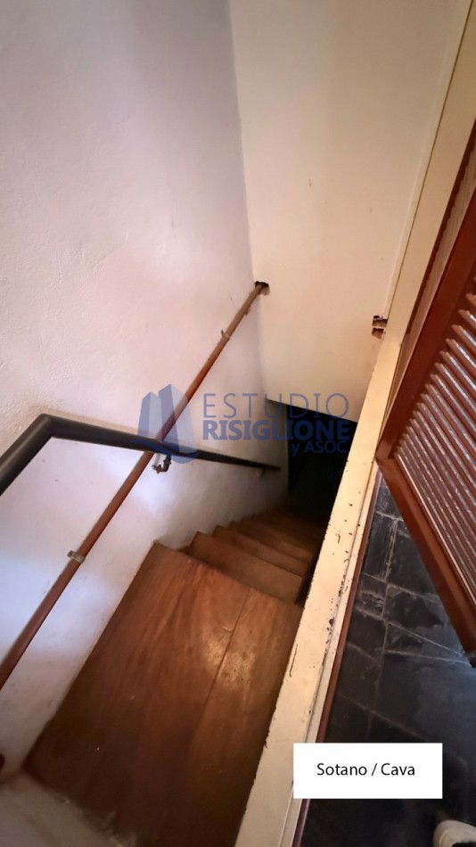 VENDO HERMOSA CASA DISEÑADA POR LOS ARQS. GARESIO-SCAGLIA EN PASCO 13 DE  292m2, 3 DORMITORIOS, 3 BAÑOS, AMPLIOS AMBIENTES, CAVA SUBTERRANEA y AMPLIO JARDIN DE 10 X 22