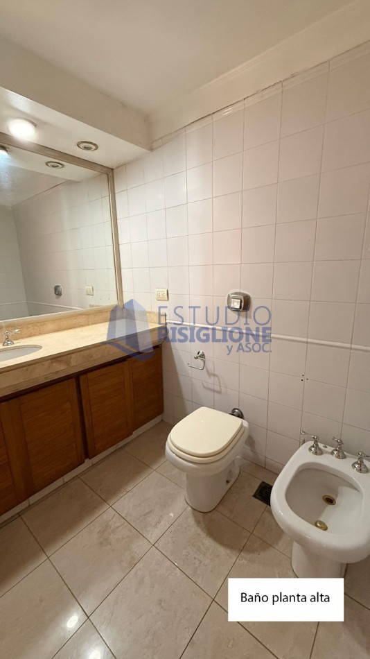 VENDO HERMOSA CASA DISEÑADA POR LOS ARQS. GARESIO-SCAGLIA EN PASCO 13 DE  292m2, 3 DORMITORIOS, 3 BAÑOS, AMPLIOS AMBIENTES, CAVA SUBTERRANEA y AMPLIO JARDIN DE 10 X 22