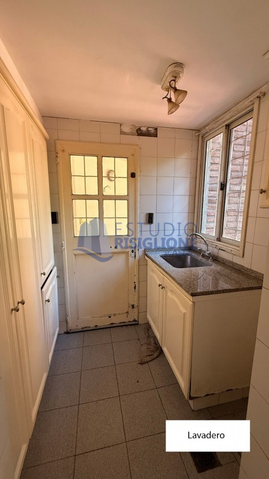 VENDO HERMOSA CASA DISEÑADA POR LOS ARQS. GARESIO-SCAGLIA EN PASCO 13 DE  292m2, 3 DORMITORIOS, 3 BAÑOS, AMPLIOS AMBIENTES, CAVA SUBTERRANEA y AMPLIO JARDIN DE 10 X 22