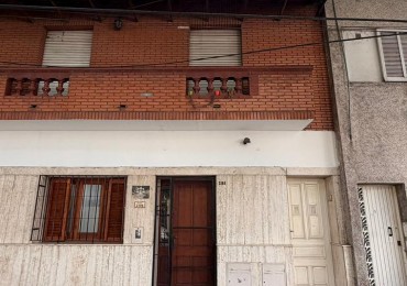 Casa en planta baja en PH 3 dormitorios, terraza con parrillero. Posibilidad de uso comercial/profesional