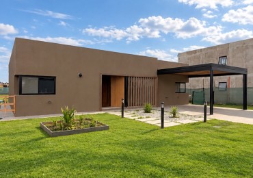 Casa en Los Pasos Puente (Barrio 4): Diseño, Comodidad y Ubicacion Premium.