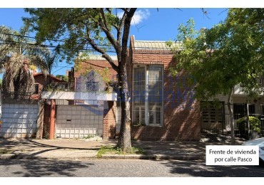 VENDO HERMOSA CASA DISEÑADA POR LOS ARQS. GARESIO-SCAGLIA EN PASCO 13 DE  292m2, 3 DORMITORIOS, 3 BAÑOS, AMPLIOS AMBIENTES, CAVA SUBTERRANEA y AMPLIO JARDIN DE 10 X 22